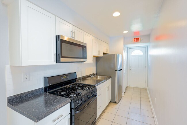 Building Photo - Charming 2 BR/1 BA Apartment in Deanwood –...