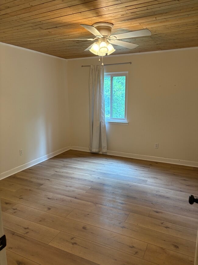 Building Photo - 208 Woodland Vlg