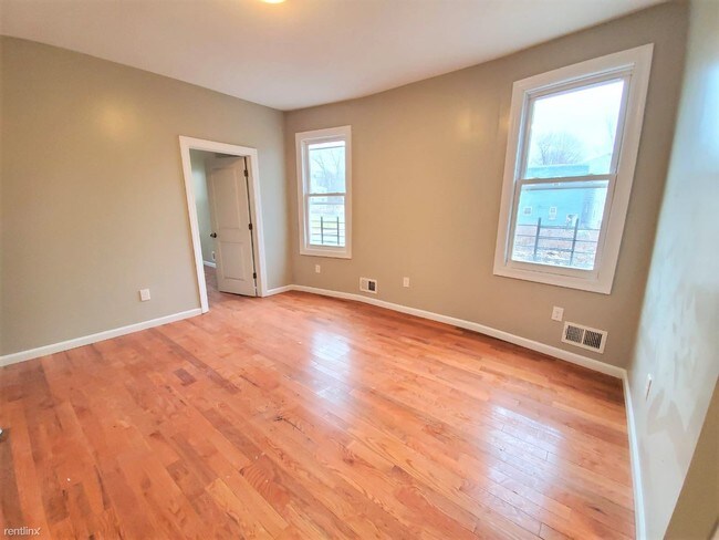 Building Photo - 4 br, 2 bath  - 67 22nd St 2