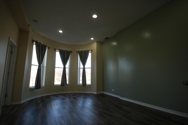 Building Photo - 2701 W Harrison St
