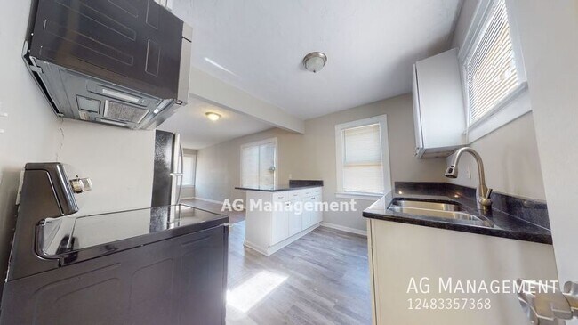 Foto del edificio - 16494 E 10 Mile Rd - Beautifully Updated 2...