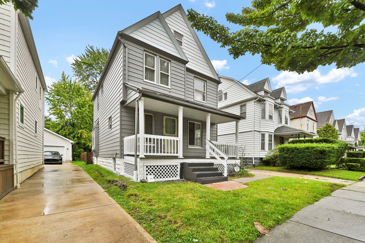 Primary Photo - 1423 E 111th St