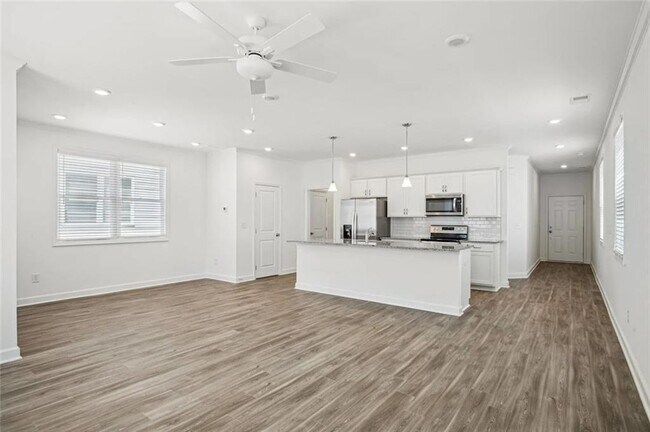 Foto del edificio - 5059 Woodland Hls