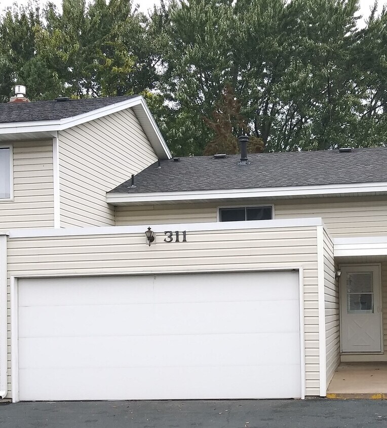 Foto principal - 3 bedroom 2 bath Town House