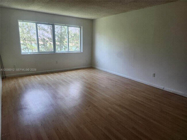 Foto del edificio - 14820 Naranja Lakes Blvd