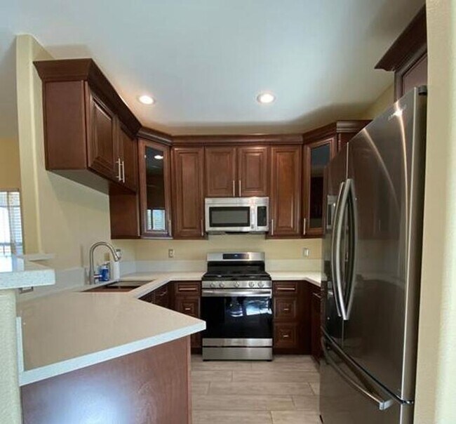 Building Photo - 3 bedroom condo in picturesque Red Bluffs ...