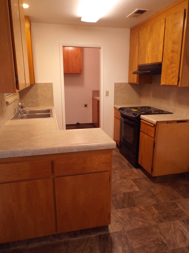 Building Photo - 965 Cyndi Cir