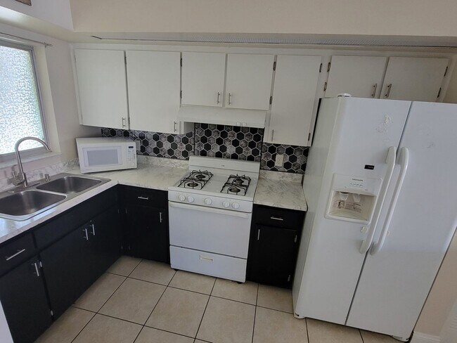 Building Photo - Two-Bedroom Apartment Located in Orchid Springs