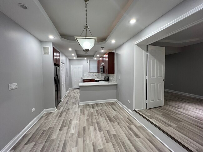 Building Photo - 7078 N Wolcott Ave