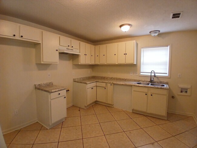 Foto del edificio - Remolded 3 bedroom 1 bath home - Westwood