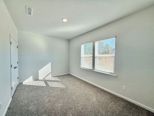 Foto del edificio - 2542 Olive Chapel Rd