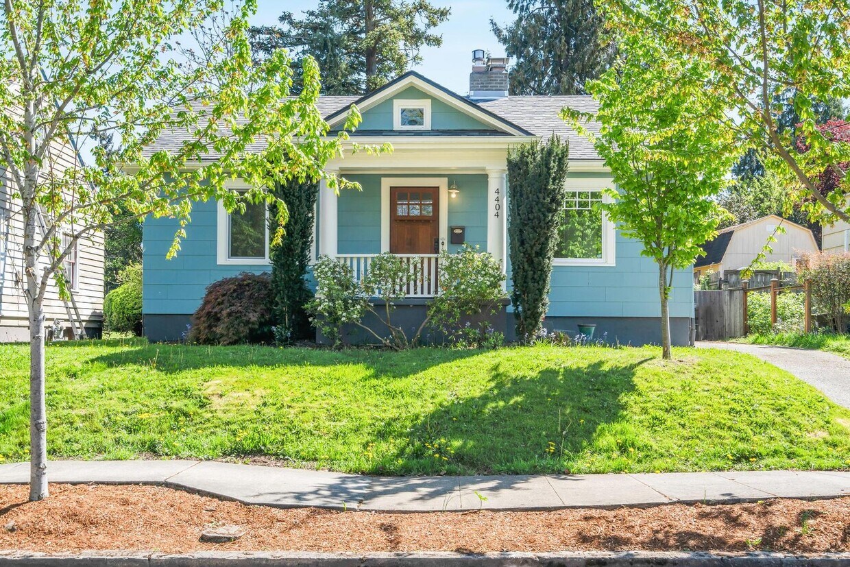 Primary Photo - Lovely 2-bdrm/1-bath home w/ updates in cl...