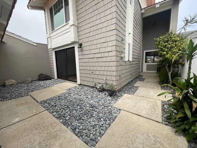 Foto del edificio - Beautifully Updated Spacious 3 Bed 3 Bath ...