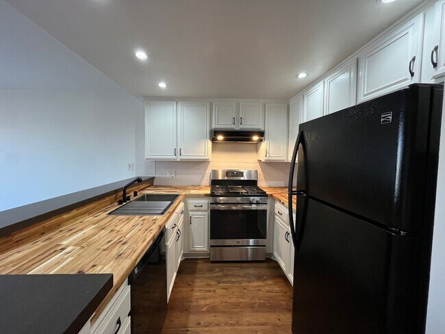 Foto del edificio - Canoga Park 2+1 w/pool + spa, gated entry + parking included!