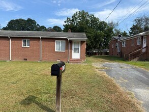 Building Photo - 812 Douglas Dr