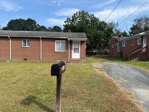 Building Photo - 812 Douglas Dr