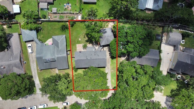 Foto del edificio - 3923 Cypress Lake Dr