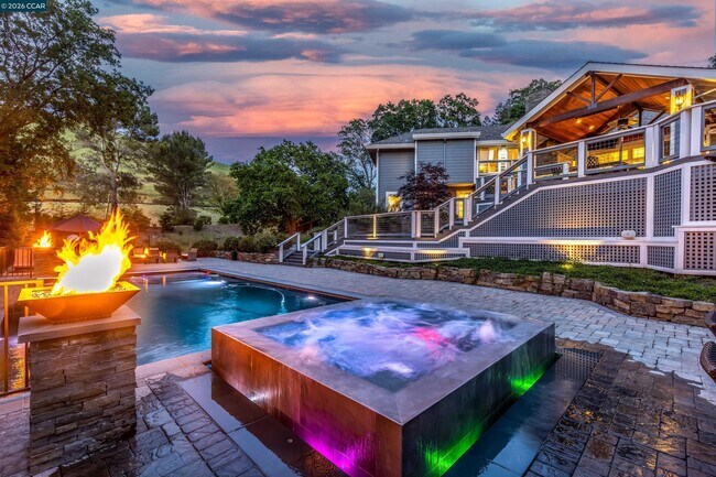 Foto del edificio - 2324 Saddleback Dr