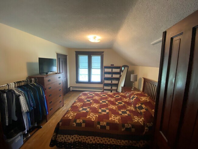 Dormitorio 1 - 614 Linden St. W