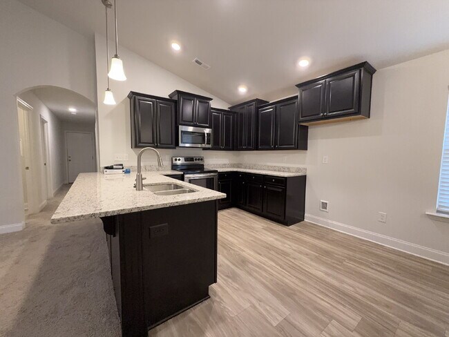 Foto del edificio - "Modern Madison Retreat: 3-Bed, 2-Bath Home with Elegant Granite Finishes!"