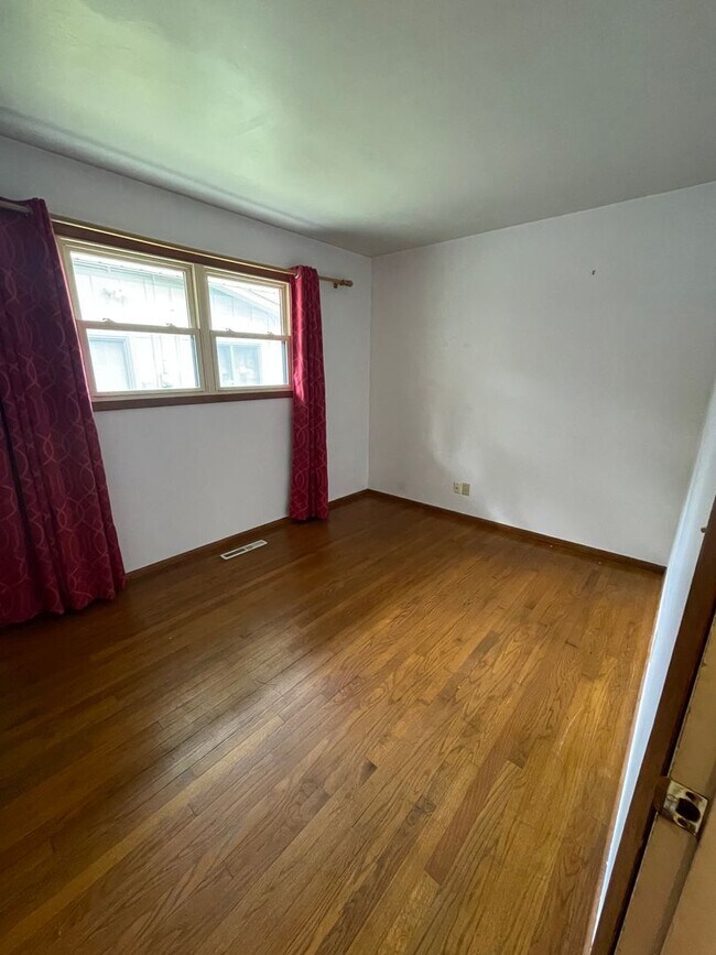 Foto del edificio - SINGLE FAMILY HOME - Fenced yard