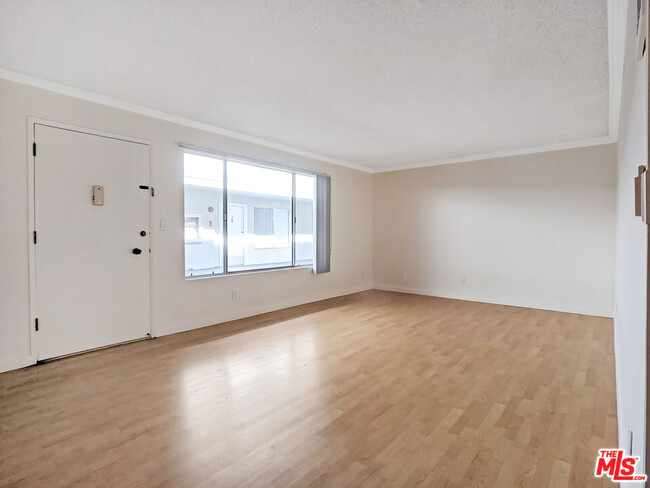 Foto del edificio - 440 Raymond Ave