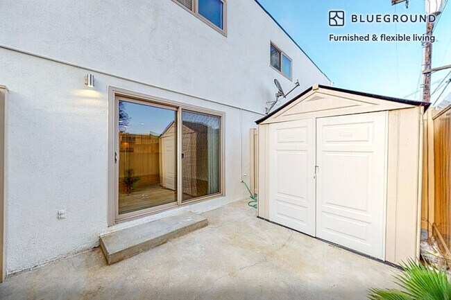 Foto del edificio - 2106 Manhattan Beach Blvd