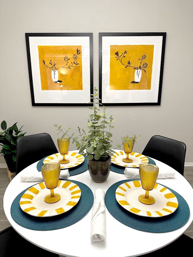 Mesa de cocina en la unidad modelo - The Hayes Apartments