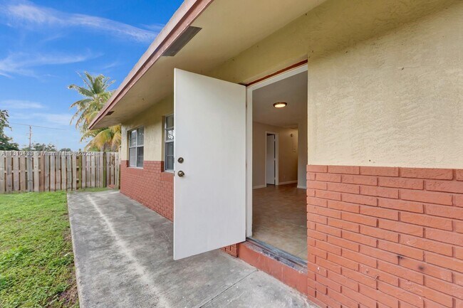 Building Photo - 2610 Riverland Dr