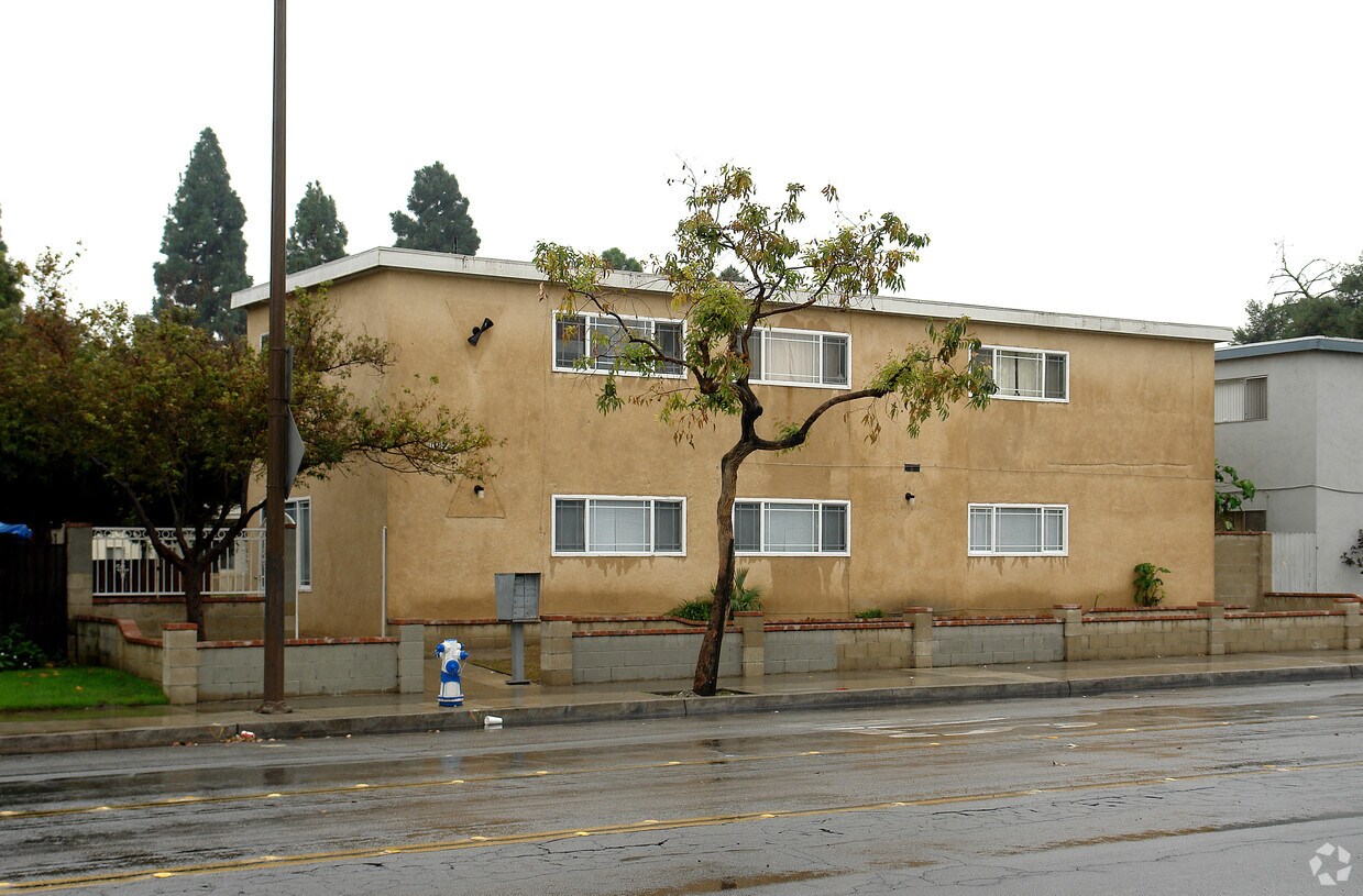 Foto del edificio - 10422 Lampson Ave