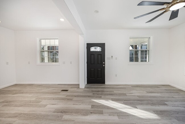 Building Photo - 3 Bedroom 2.5 Bath Beautiful Home