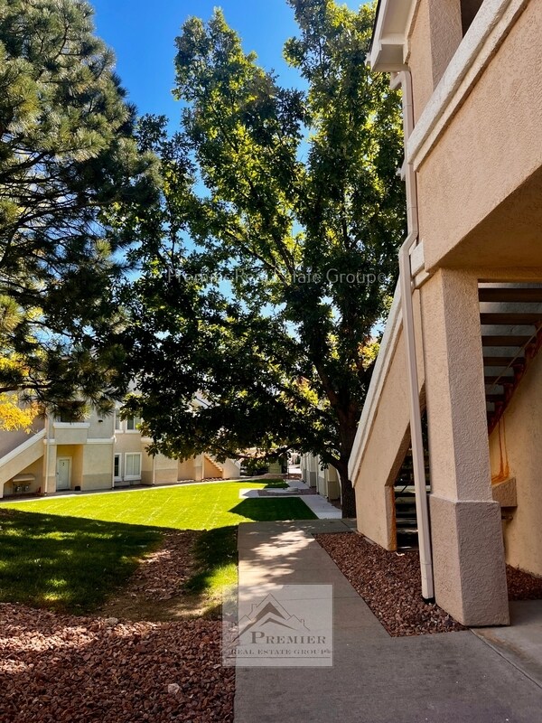 Foto del edificio - 3645 Strawberry Field Grove