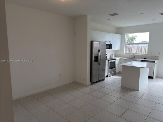 Foto del edificio - 12421 NW 23rd Ct