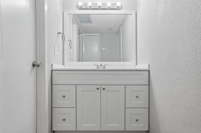 Foto del edificio - 250 El Dorado Blvd