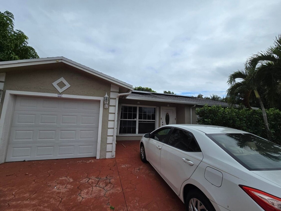 Photo - 301 NW 83RD WAY PEMBROKE PINES, FL 33024