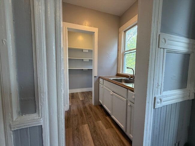 Building Photo - 745 George St