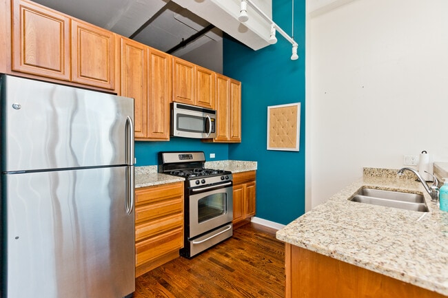 Building Photo - 1224 W Van Buren St