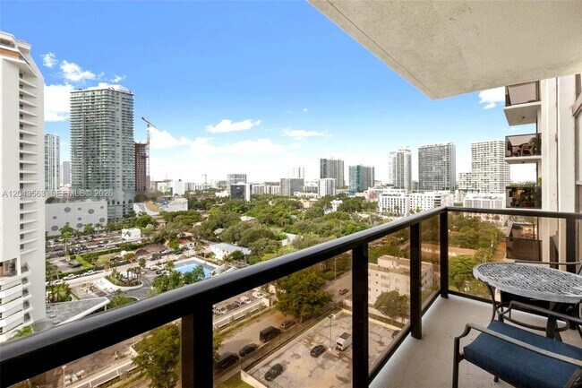 Foto del edificio - 600 NE 36th St