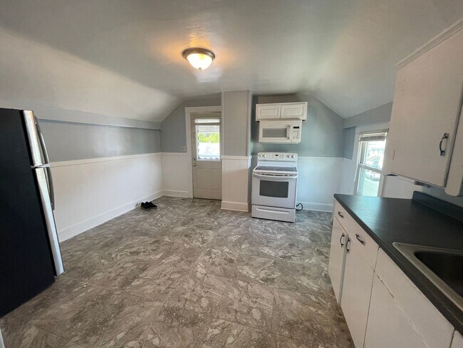 Foto del edificio - Comfortable, pet-friendly 2-Bedroom Second-Floor Apartment – Pittsfield, $1350