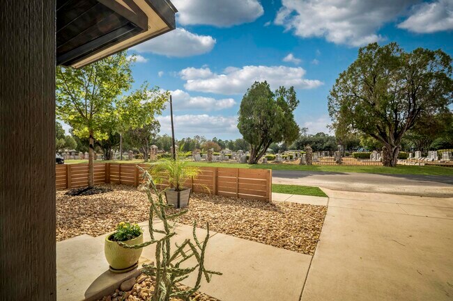 Building Photo - 1417 E Crockett St