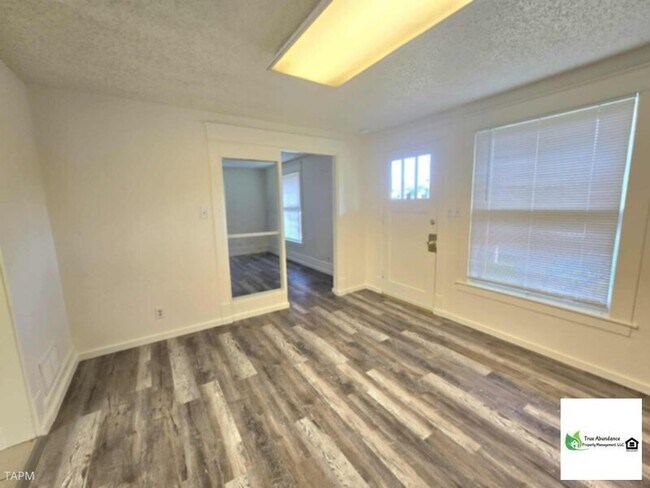 Building Photo - Classic &amp; Stunning Three Bedroom Home!