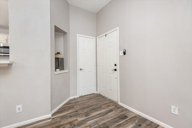 Building Photo - 8051 Bay Branch Dr