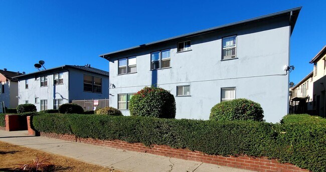 Foto del edificio - 7333 Woodman Ave