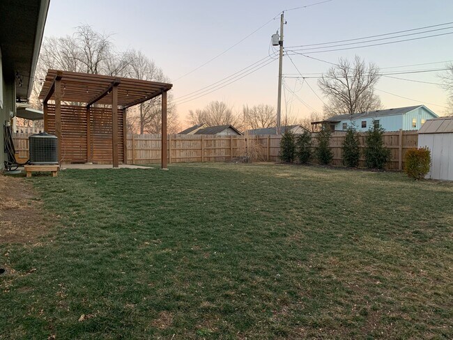 Building Photo - 1113 NE Noeleen Ct