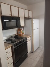 Building Photo - 220 Elm St