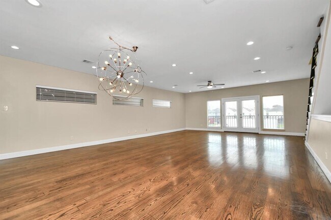 Building Photo - 3037 Clinton Dr
