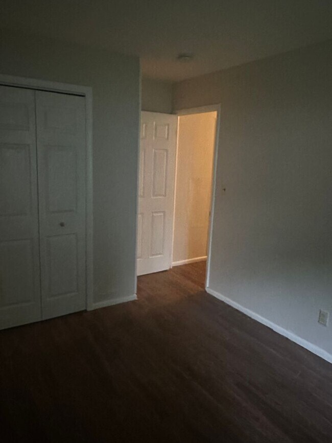Building Photo - 3 Bedroom house Available NOW!
