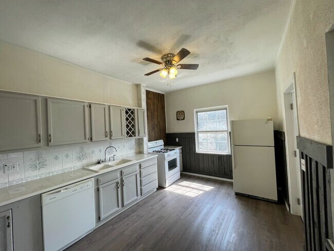 Foto del edificio - 4 bed 3 bath - Brighton Heights - HUGE house, large rooms, spacious kitchen
