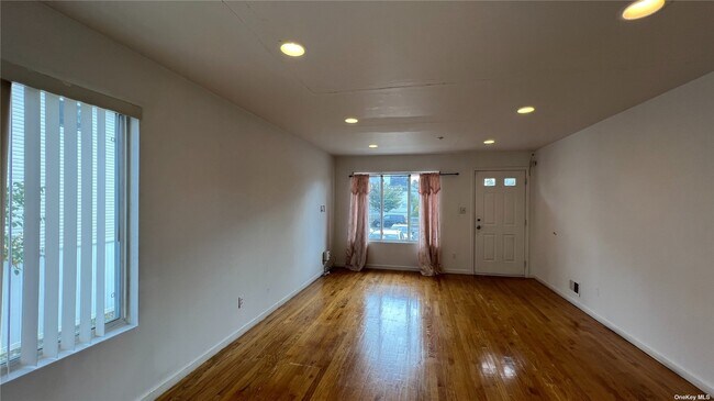 Foto del edificio - 228 Maple Pkwy