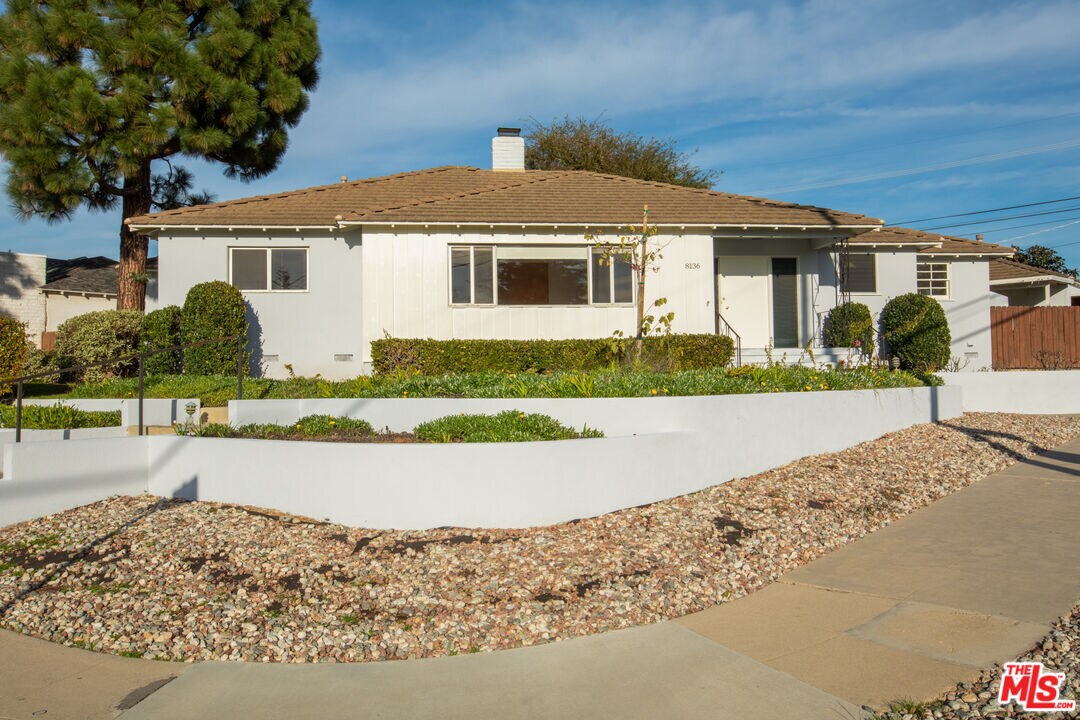 Foto principal - 8136 Loyola Blvd